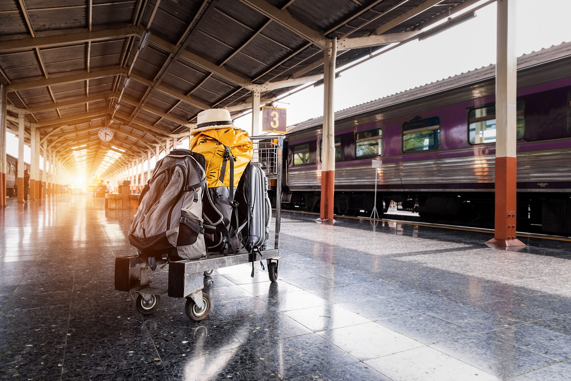 Ein Gepäckwagen am Bahnhof. Kein Zug ist da.